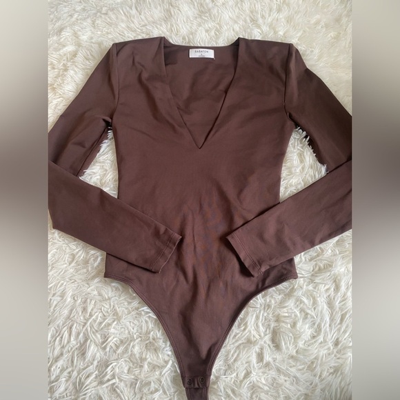 Aritzia Babaton Contour Shoulder Pad V-Neck Bodysuit - Picture 4 of 8